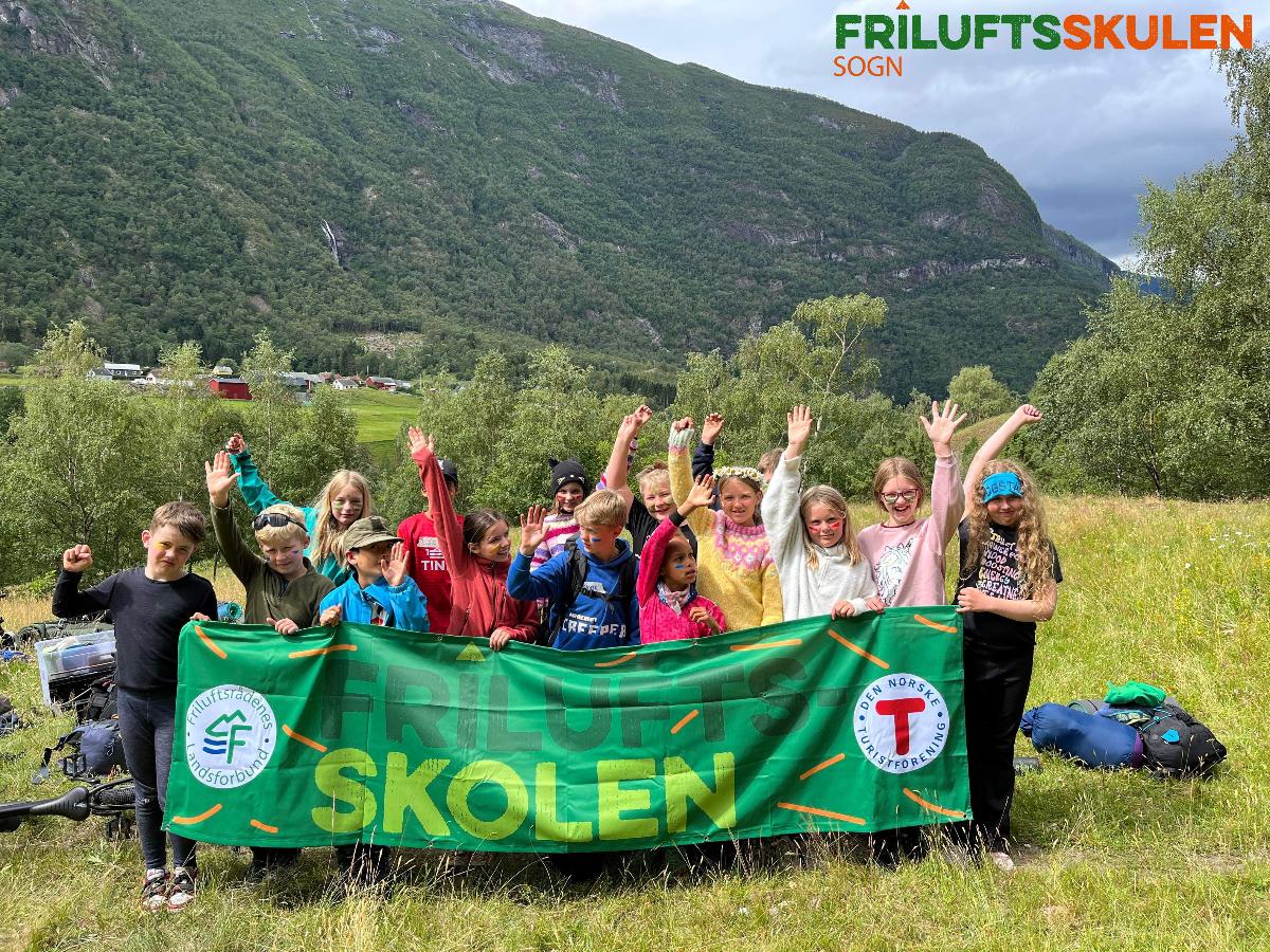 Bilde med logo.jpg